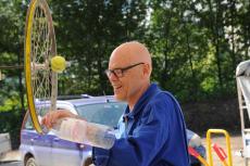 Portrait de Bill Holden manipulant une roue de vélo avec une bouteille d'eau.