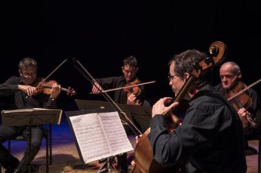 Photo d'un concert du Quatuor Sine Nomine. On voit les quatre hommes jouer de leur instrument devant une partition. © Anne-Laure Lechat