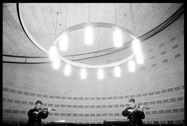 Photo noir et blanc de deux membre du quartuor qui jouent sous une lumière