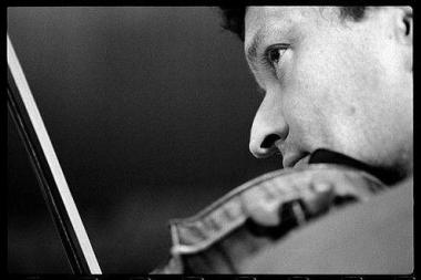 Photo noir et blanc d'un musicien de profil avec son instrument