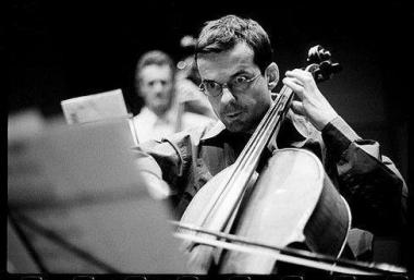 Photo noir et blanc d'un musicien qui joue de son instrument