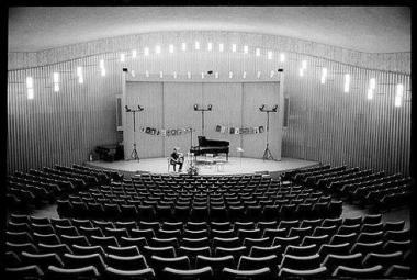 Photo noir et blanc d'une salle de concert