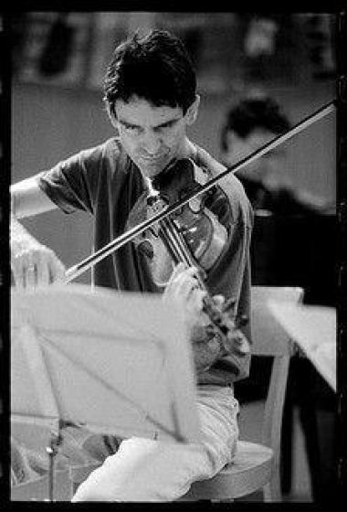 Photo noir et blanc d'un musicien qui joue de son instrument