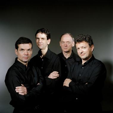 Photo du Quatuor Sine Nomine : les quatre hommes se tiennent debout avec des vêtements noirs